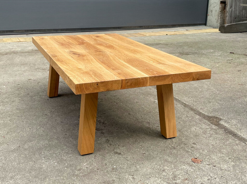 Eßtisch_Eiche_mit Holzfüßen