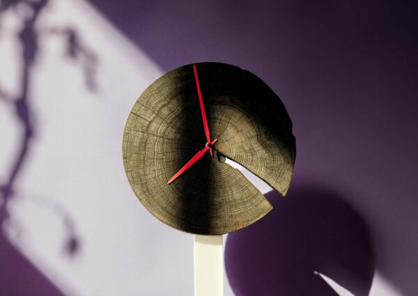 Wanduhr-geflämmte-Baumscheibe_arrangiert