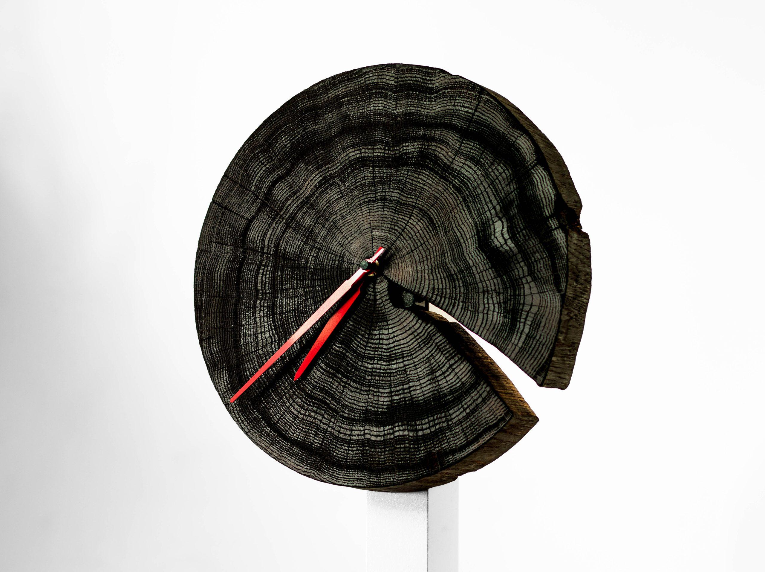 Wanduhr aus geflämmter Baumscheibe