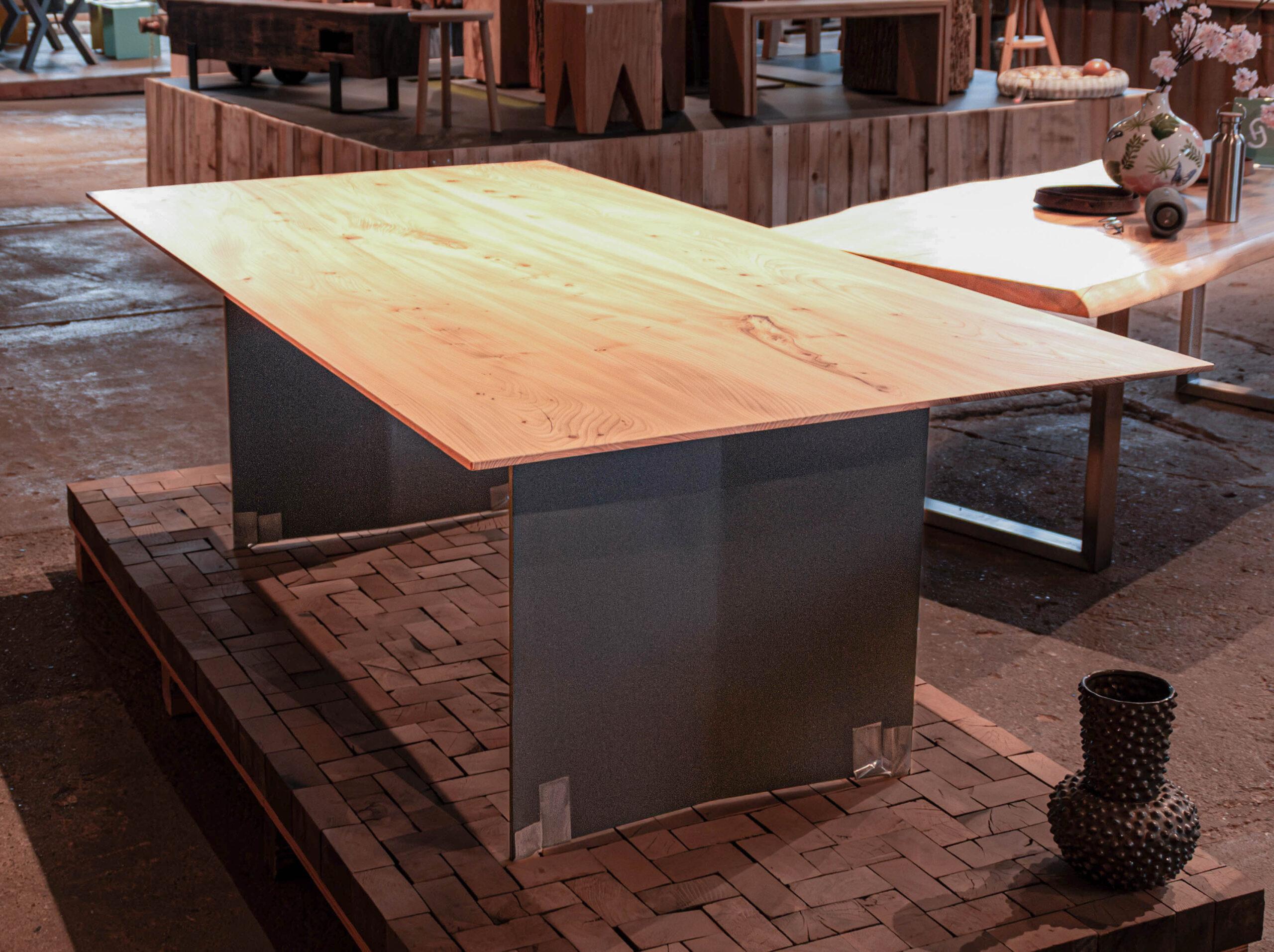 Esstisch Rüster mit schweizer Kante