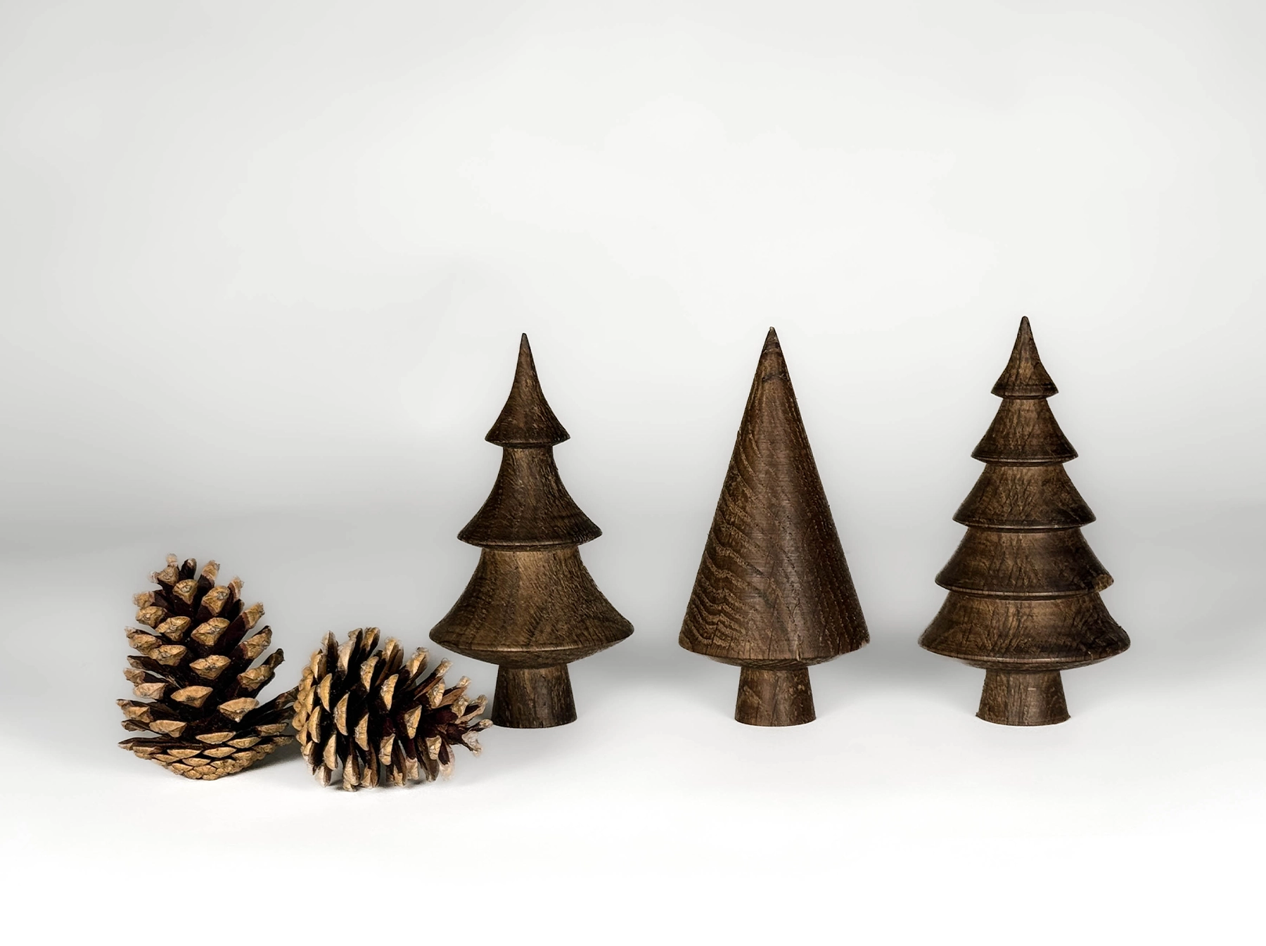 Tanne handgedrechselt aus Eiche (geräuchert) - 12,5 cm