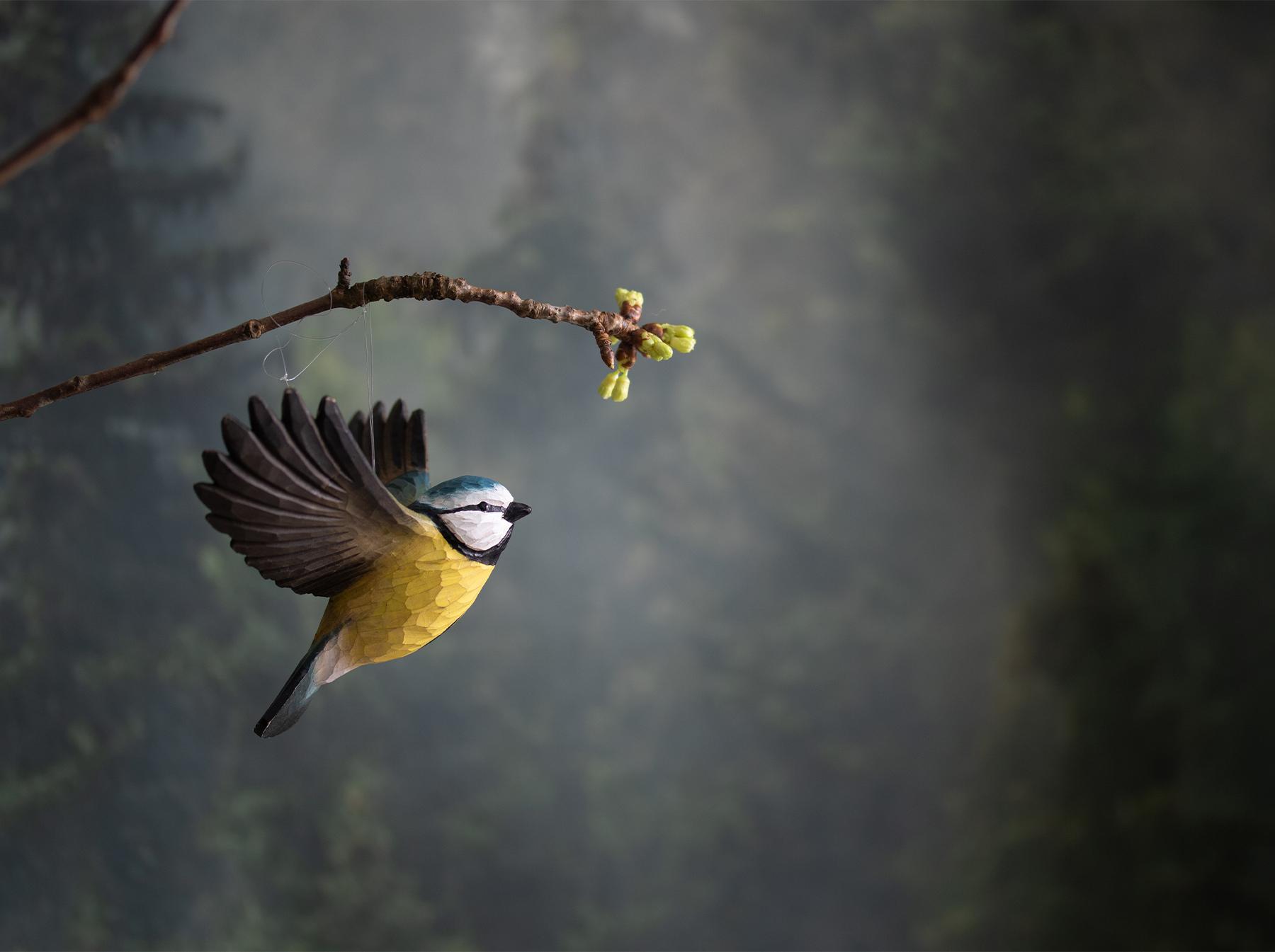 Dekorative Vogelskulptur – Blaumeise im Flug