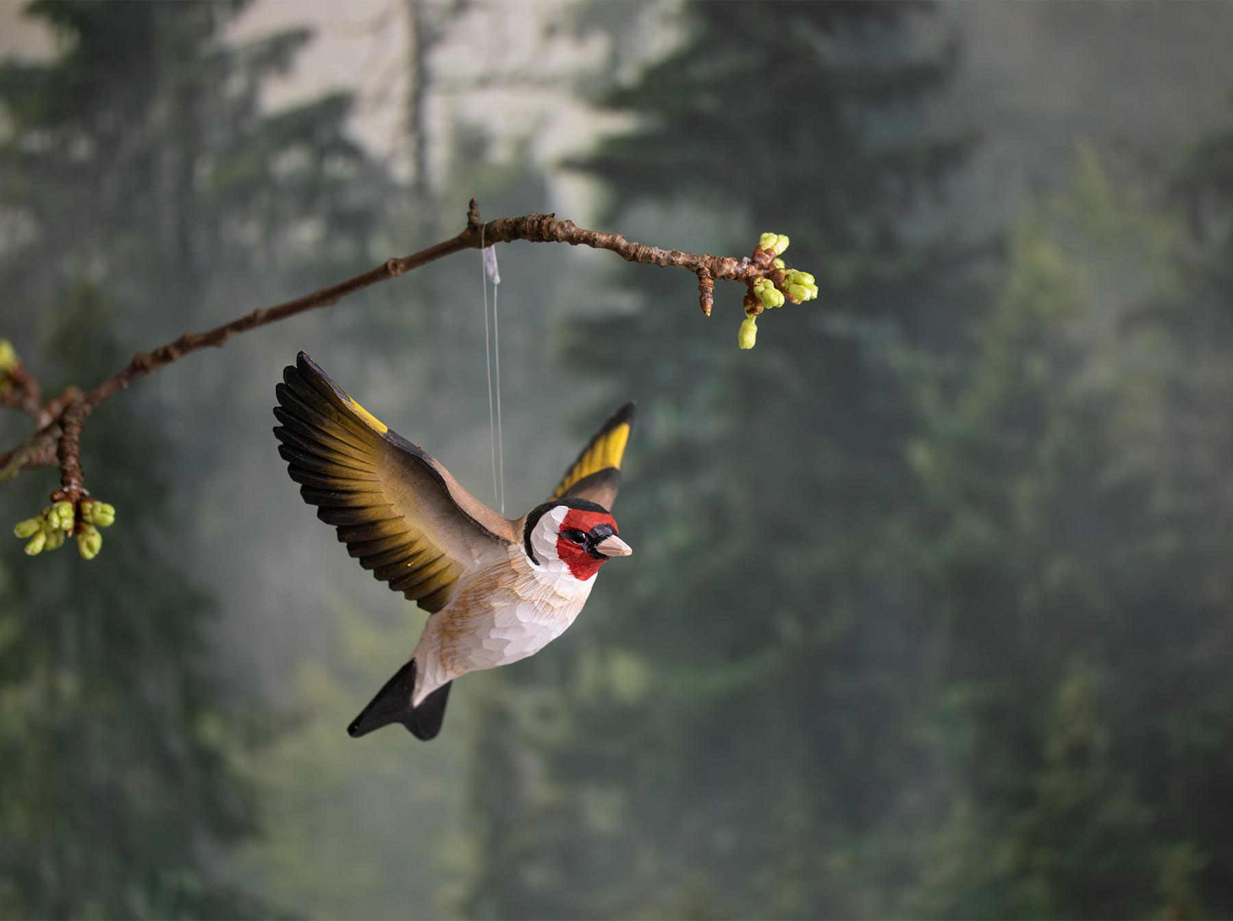 Dekorative Vogelskulptur – Stieglitz im Flug