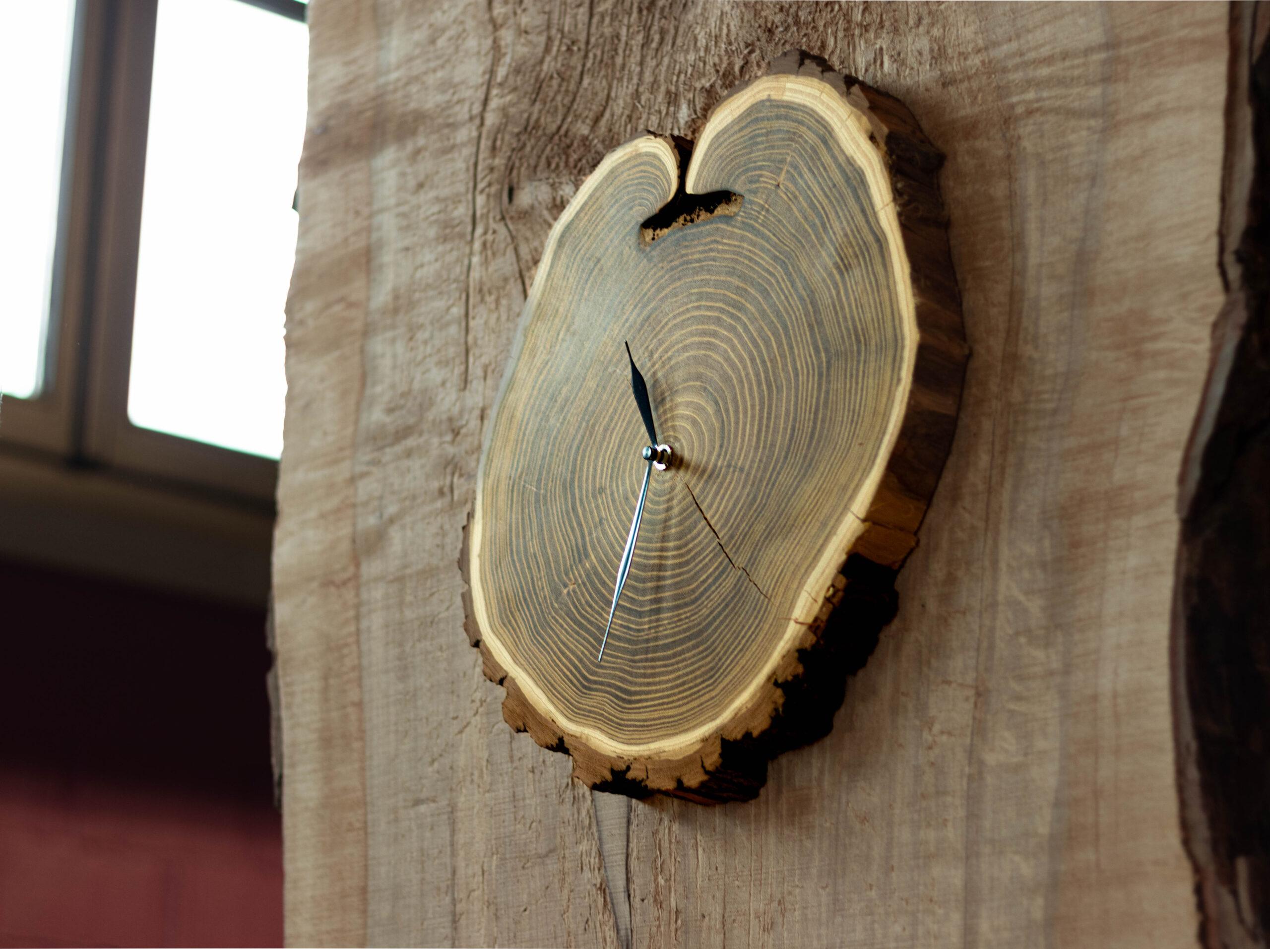 Wanduhr aus natürlicher Eichenscheibe – Bild 4